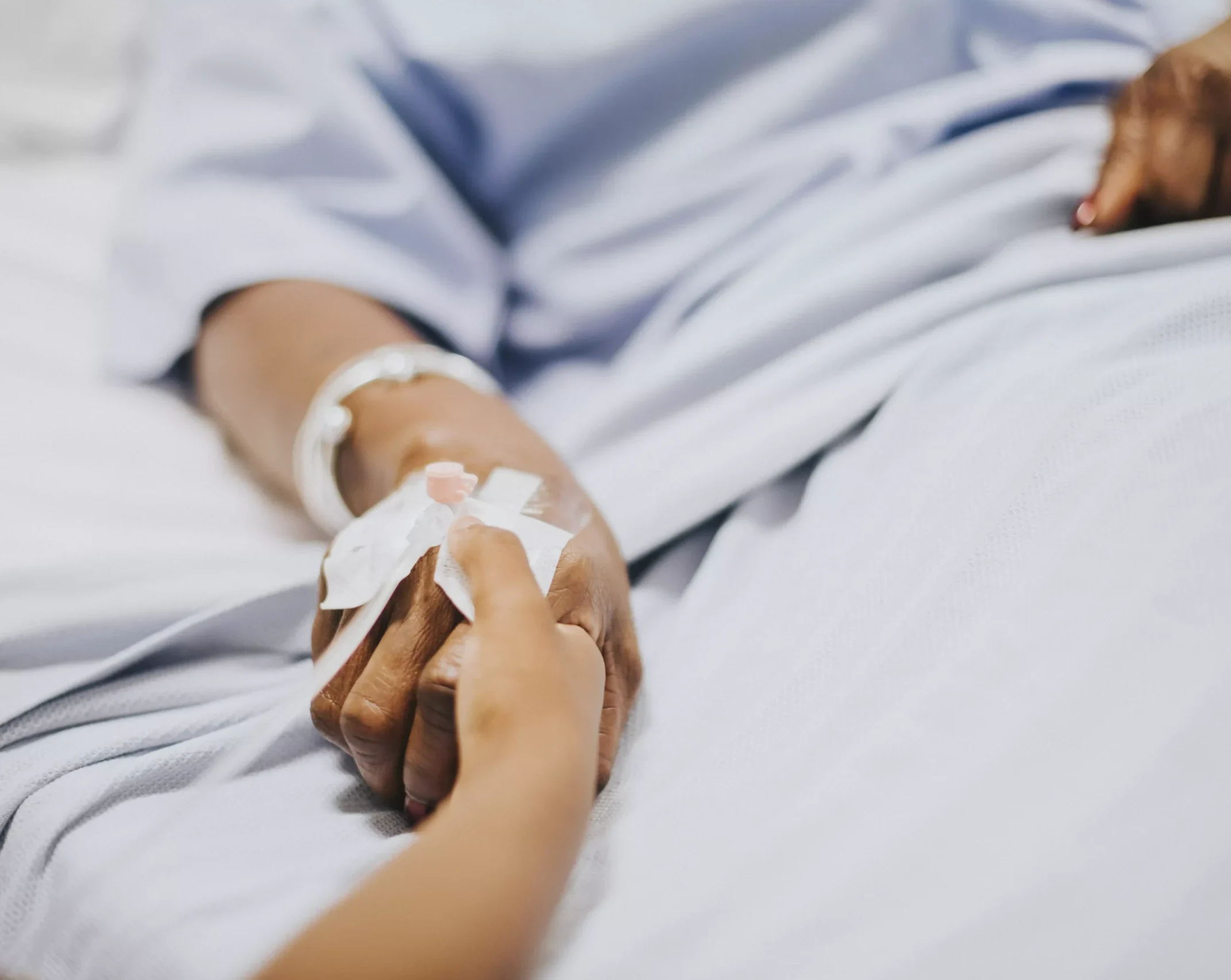 AnyConv.com__filha-segurando-mao-da-mae-no-hospital (2)